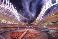 Feuerwerk erhellt das Olympiastadion in Athen während der Abschlussfeier. (Foto: dpa)
