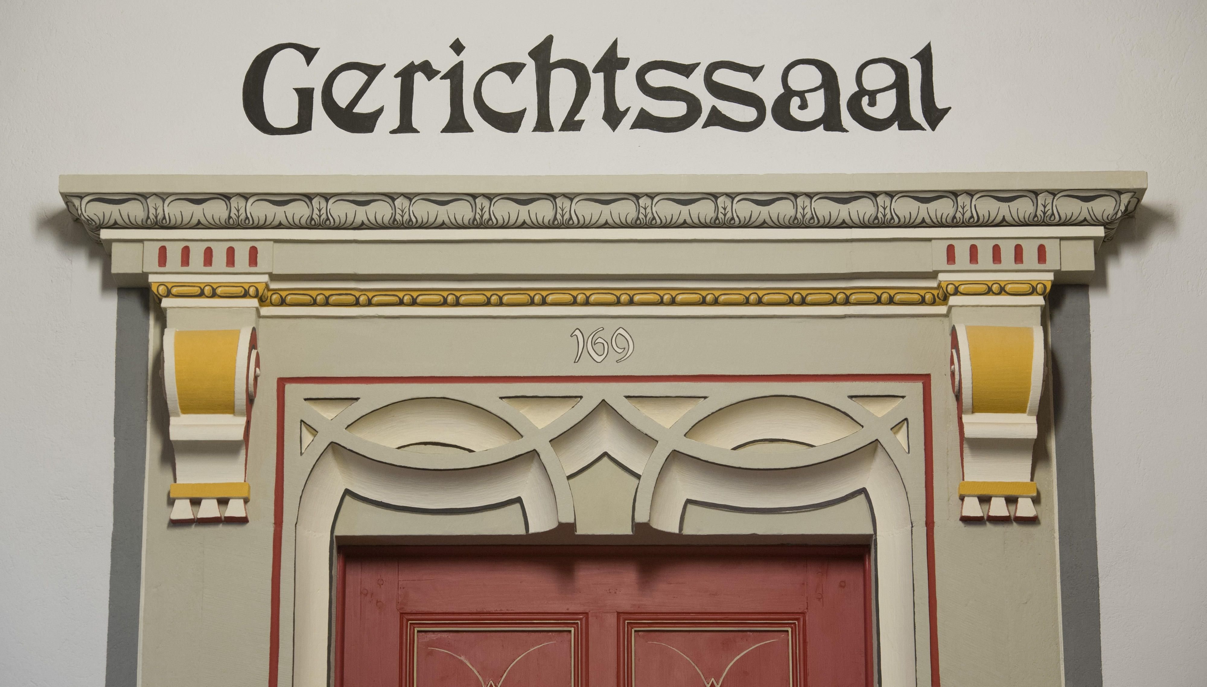 Tür zu einem Gerichtssaal