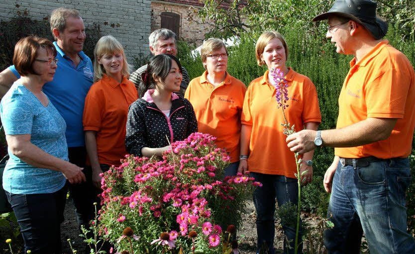 Clara Yoshitake begleitet Gäste durch den offenen Garten und lauscht, was Andreas Schulz erklärt. Mit von der Partie sind auch Annekathrin und Frank Riethdorf aus Mönchenhöfe sowie Armin Vielstich aus Kleinkorga (v.l.).
