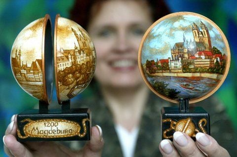 Magdeburger Halbkugeln als Miniaturausgaben. ARCHIV (FOTO: DPA)