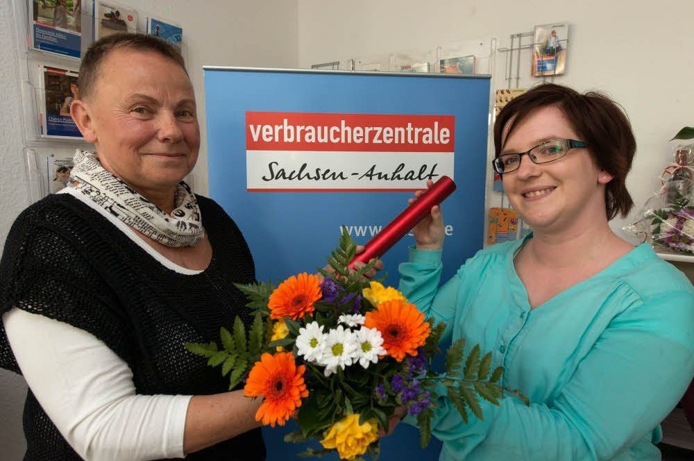 Heidi Günther von der Verbraucherzentrale Halberstadt. tauscht den Staffelstab gegen den Blumenstrauß mit ihrer Nachfolgerin Martina König (r.).