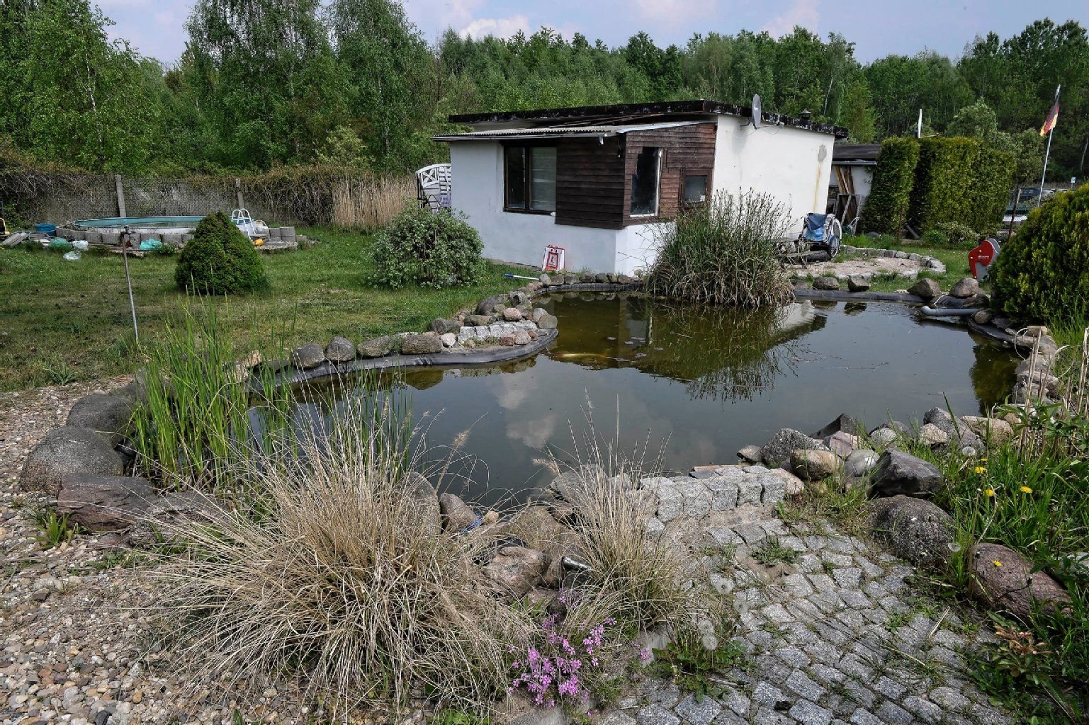 Am Freitag wurde ein dreijähriges Mädchen leblos in einem Gartenteich einer Kleingartenanlage gefunden.
