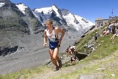 Rund 1500 Meter auf 13 Kilometern überwinden - der Großglockner Berglauf verzeichnet trotz der strapaziösen Strecke jedes Jahr mehr Teilnehmer. (Foto: dpa)