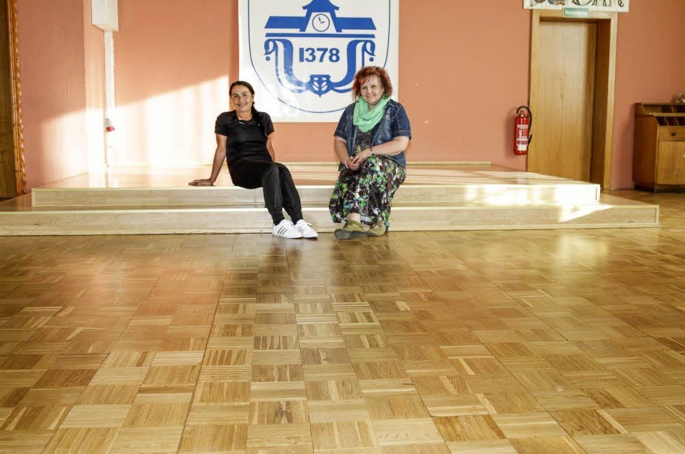 Andrea Kabisch und Kirstin Blokowski freuen sich, dass das Parkett im Bornitzer Saal saniert wurde.