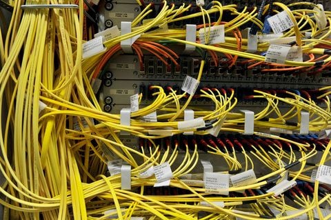 Eine Vielzahl an gelben Glasfaserleitungen stecken angeschlossen an einem Server. (FOTO: DPA)