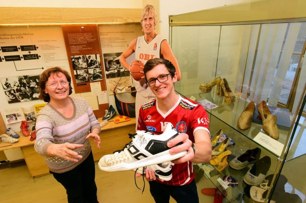 Tim Böttcher übergab seine Floorballschuhe an Angela Sengewald.
