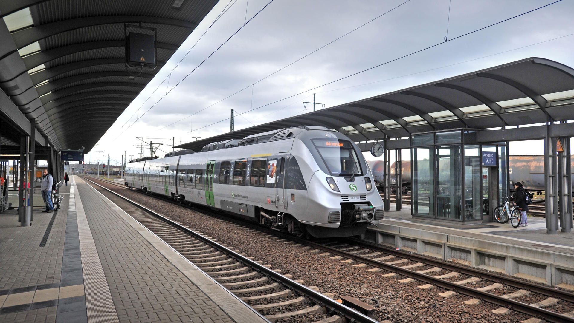 Eine S-Bahn im Bahnhof in Bitterfeld. (Archivbild)