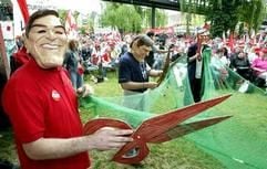 Gewerkschaftsmitglieder mit Schröder-Masken während eines bundesweiten DGB-Aktionstages am 24. Mai 2003 in Kaiserslautern. (Foto: dpa)