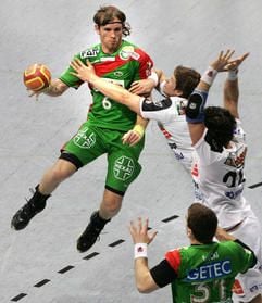 Handball, Bundesliga, Männer, SC Magdeburg - HBW Balingen-Weilstetten, am Freitag (16.03.2007) in der Bördelandhalle in Magdeburg: (l-r) Gregorz Tkaczyk vom SC Magdeburg steigt zum Sprungwurf hoch gegen Lars Klüttermann und Markus Becker von HBW Balingen-Weilstetten. Bartosz Jurecki vom SC Magdeburg (unten). (Foto: dpa)