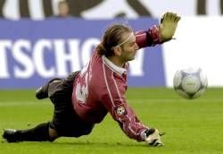 Der Cottbuser Torwart Piplica hält einen Ball. (Foto: dpa)