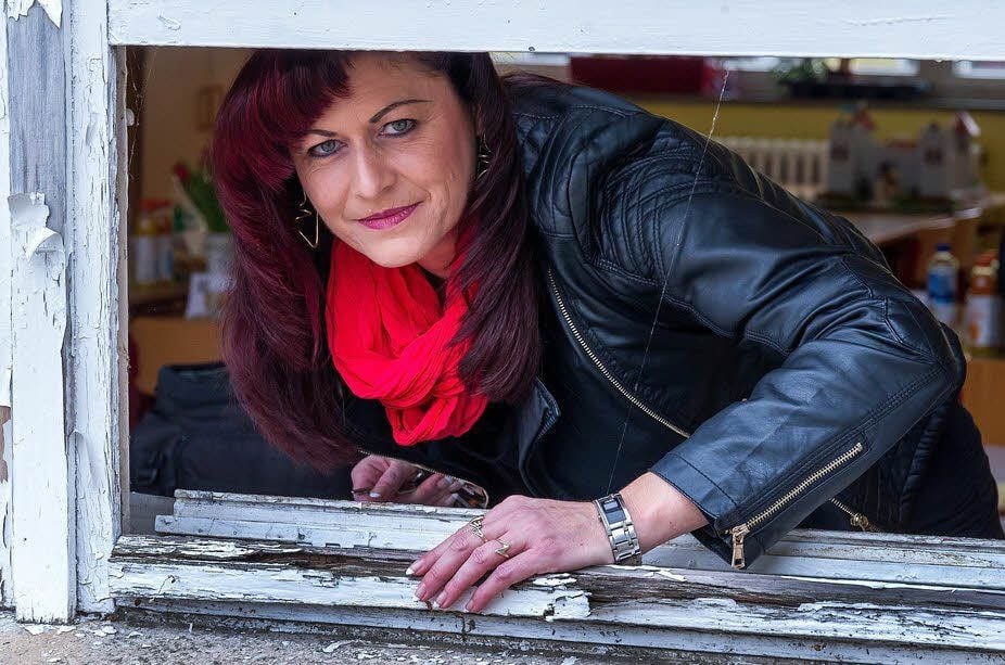 Nur zum Teil ist der Schulstandort in Raßnitz saniert. Deshalb freut sich Schulleiterin Solvejg Mettin (l.) über die Fördermittel.