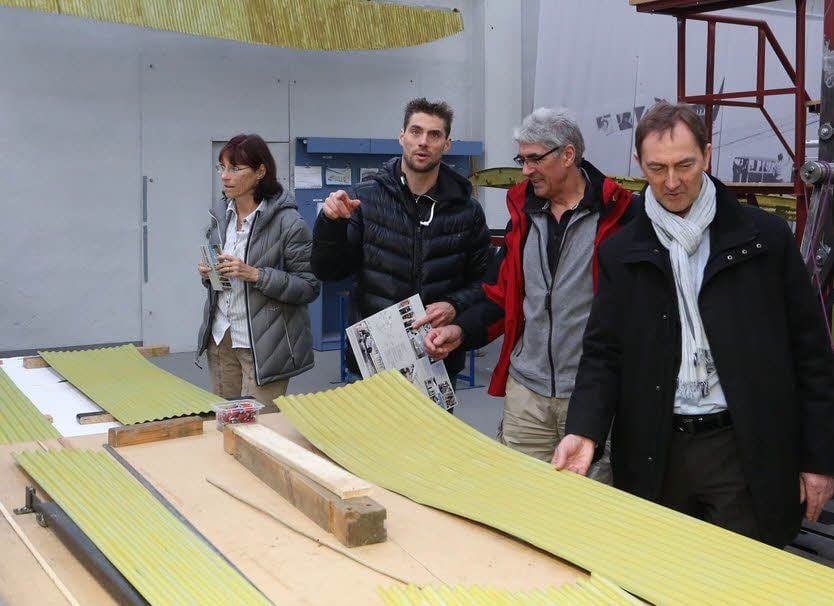 Björn Otto (2.v.l.) mit seiner Mutter Ilona und Vater Lothar im Technikmuseum, rechts Sportdirektor Ralph Hirsch.