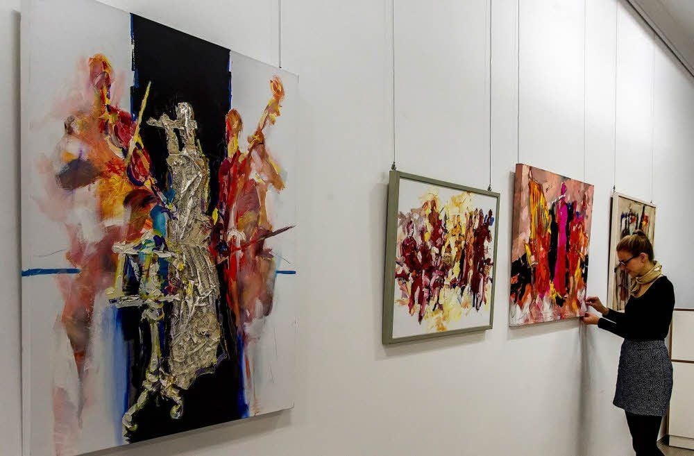 Galerieleiterin Alexandra Kitzing trifft letzte Vorbereitungen für die Ausstellung.
