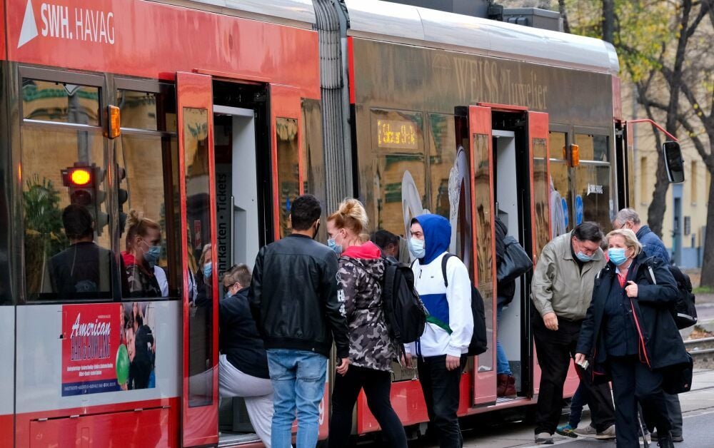 Im Öffentlichen Personennahverkehr muss ein Mund-Nasen-Schutz getragen werden. Wie das eingehalten wird, hat die MZ getestet.