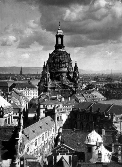 Das Archivbild zeigt die Frauenkirche sowie die Häuser in ihrer unmittelbaren Umgebung in Dresden vor ihrer Zerstörung durch britische Bomben am 13. Februar 1945.