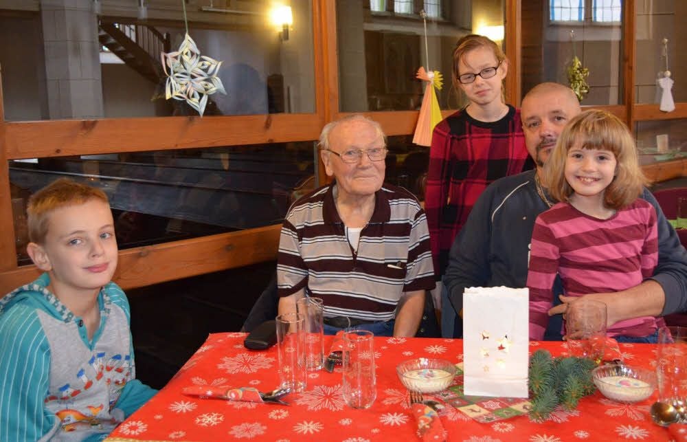 Saßen an einer Tafel: Rentner Gerhard Koch mit Familienvater René Grabe und den Kindern Alfred (links), Sandy und Jacqueline (rechts).