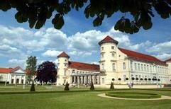 Schloss Rheinsberg in Brandenburg. Am 6. September wird der Renaissancebau ins Rampenlicht der Öffentlichkeit rücken. Bundeskanzler Schröder (SPD) empfängt Frankreichs Staatspräsidenten Jacques Chirac zu einem internationalen Gipfeltreffen. (Foto: dpa)
