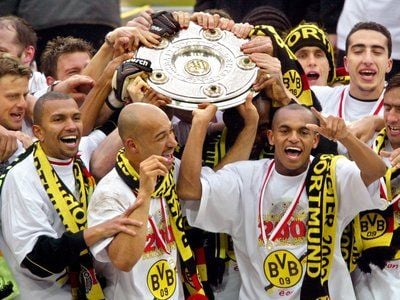 Die Spieler von Borussia Dortmund feiern nach der Bundesliga-Partie gegen Werder Bremen die Deutsche Meisterschaft 2002 im Westfalenstadion in Dortmund. (FOTO: DPA)