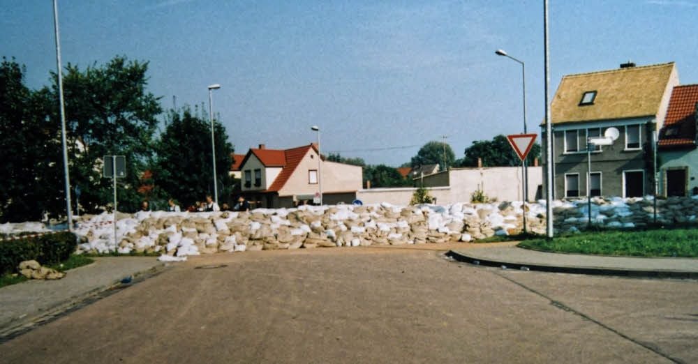Kein Hinauskommen aus der Küchenbreite: Der Sandsackwall schützt die Südstraße vor drohenden Wassermassen.