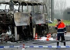 Das ausgebrannte Wrack des deutschen Reisebusses, der an einem belgisch-französischen Grenzübergang verunglückte. (Foto: dpa)