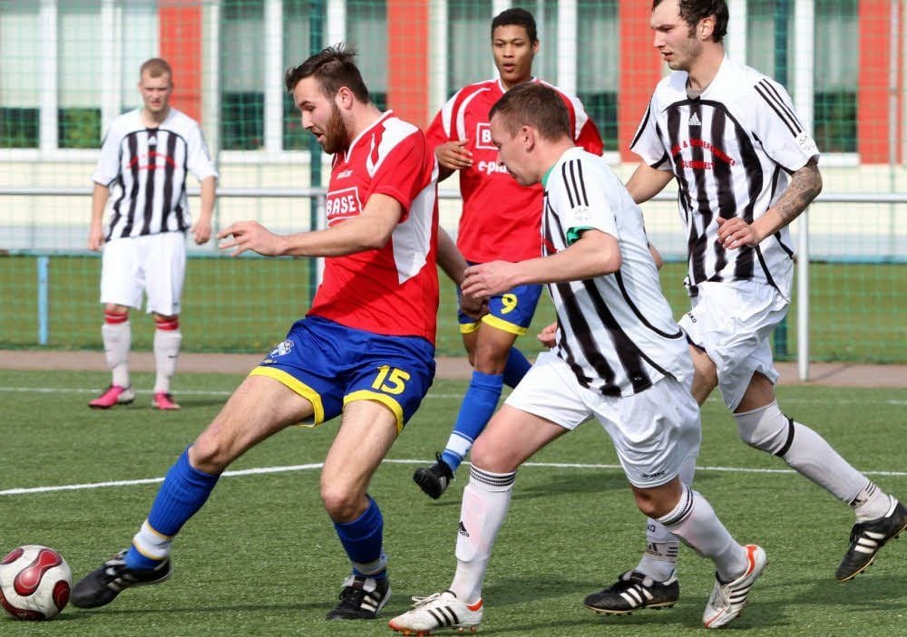 Zahlreiche spannende Spiele, wie hier das Duell VfB Sangerhausen II - Arnstedt II, prägten die Saison 2013/2014 der Kreisoberliga.