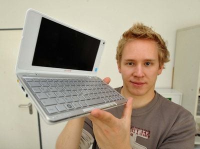 Thomas Wechsung ist der strahlende Gewinner unseres Gewinnspiels. Der 20-Jährige gewann den nagelneuen Laptop von Sony, ein Kamera-Handy und einen drahtlosen UMTS-Internet-Zugang von T-Mobile. (FOTO: MZ)