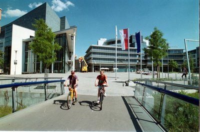 Blick auf das MDR-Funkhaus (r.) und die Georg-Friedrich-Händel-Halle (r.) an der Spitze in Halle. Laut einer Studie müsste hier ein Hotel entstehen. (FOTO: GÜNTER BAUER)