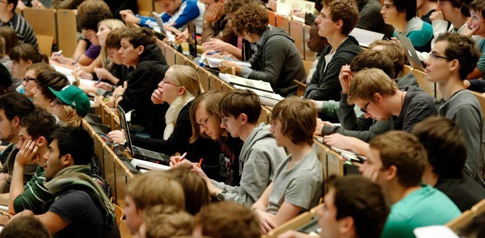 Studenten während einer Vorlesung im Hörsaal