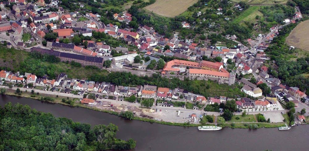 Dieser erste Blick aus der Luft auf die Burg ihrer Ur-Vorfahren könnte sich - wenn sie käme - der Queen darbieten, sobald sie per Hubschrauber im Saalekreis einschwebt, um im Stadtgebiet von Wettin-Löbejün zu landen.
