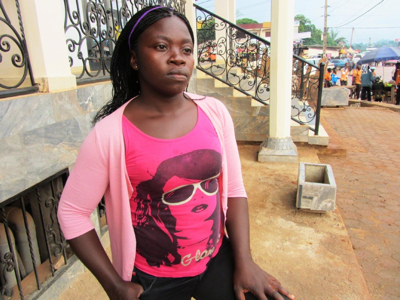 Die 27 Jahre alte Jeanne Bella steht am 21.10.2013 vor einem Gebäude in Yaoundé, Kamerun. Im Alter von zehn Jahren wurden ihre «Brüste gebügelt».