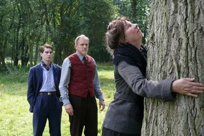Kunstsammler Wilhelm Uhde (Ulrich Tukur) schaut sich ein Bild von Seraphine (Yolande Moreau) an, die im Hintergrund steht (undatierte Filmszene). (FOTO: DPA)