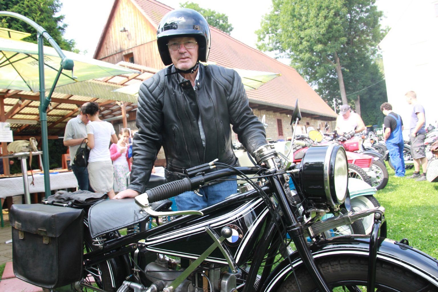 Mit 71 Jahren war Peter Flohr einer der ältesten Teilnehmer auf einer BMW, Baujahr 1928.