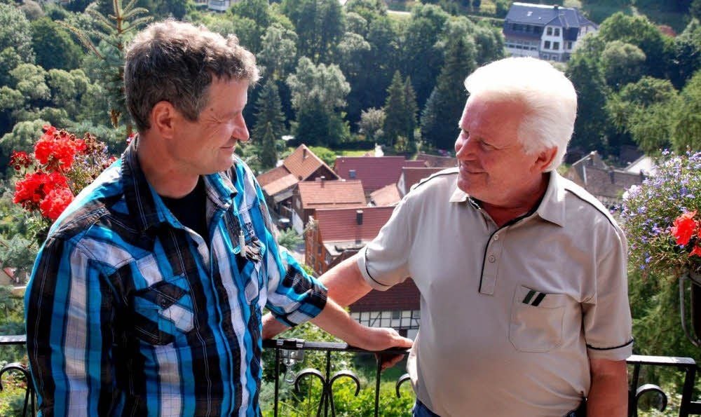 Der goldene Meister Klaus Koppelmann (re.) und Sohn Lutz auf der Panarama-Terrasse in Altenbrak.