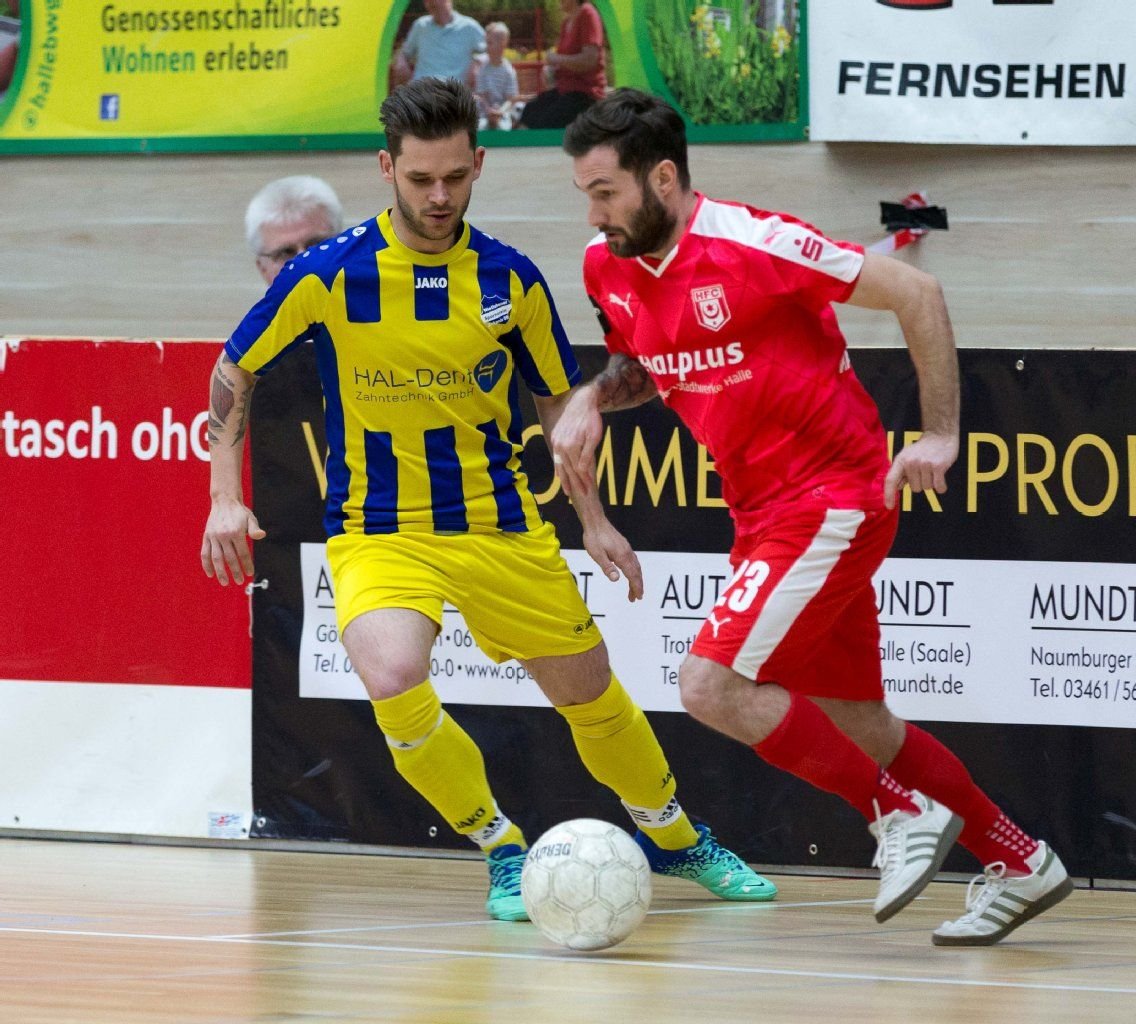 HFC-Spieler Sascha Pfeffer (r.) behauptet sich gegen Nietlebens Mathias Grieger (l.).