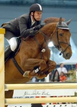 Ludger Beerbaum (Riesenbeck) belegt mit seinem Pferd Gladdys bei der ersten Wertungsprüfung des Weltcup-Finals der Springreiter am Donnerstag (02.05.2002) in Leipzig den dritten Platz. Der Sieg bei diesem Zeitspringen ging an den Polen Jacek Zagor. dpa/lsn (zu dpa 0570 vom 02.05.2002)