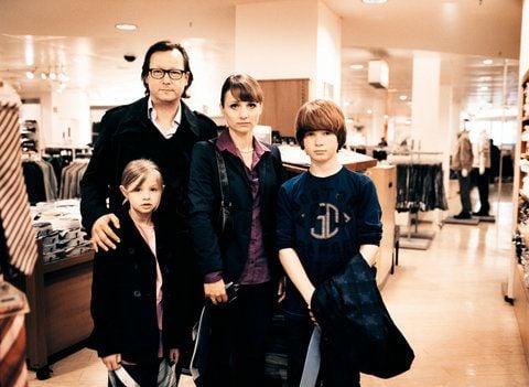 Staatsanwalt Noah Leyden (Matthias Brandt) steht in einer Szene des Films «Glück» neben seiner Ehefrau Laura (Christina Große) und den Kindern Li lly (Flora Thiemann)und Levin (Levin Henning). (FOTO: DPA)