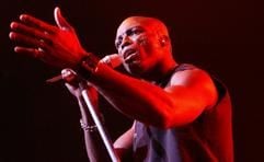 Der britische Sänger Seal bei einem Konzert in New York während seiner aktuellen Tournee (Archivfoto vom 08.12.2003). Seal ist in die Arme seiner Fans zurückgekehrt. Mit seinem neuen Album ist der Pop-Sänger nach jahrelanger Pause wieder auf Tour. Die Feuerprobe für das Comeback bestand der 40-Jährige mit dem ungewöhnlichen Namen Sealhenry Olumide Samuel kürzlich vor dem mit Superstars verwöhnten New Yorker Publikum. Im ausverkauften Musik-Tempel Hammerstein Ballroom begeisterte er die Fans. Rund zehn Jahre nach seiner ersten und bislang einzigen Deutschlandtournee kommt Seal demnächst für sechs Konzerte in die Bundesrepublik. (Foto: dpa)