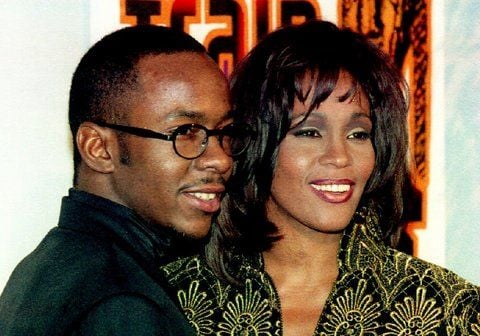 Bobby Brown und Whitney Houston, hier im März 1995, führten 15 Jahre lang eine turbulente Ehe, die 2007 mit der Scheidung endete. (FOTO: AFP)