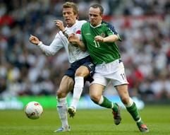 David Beckham (l) im Zweikampf mit Stuart Elliott im WM-Qualifikationsspiel England gegen Nordirland in Manchester. (Foto: dpa)