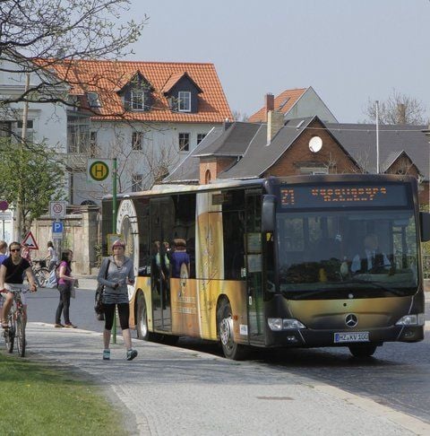 Der Bus der Linie 21 trifft ein. Er fährt auf der Strecke zwischen Quedlinburg und Wernigerode und wird von vielen Touristen mit einem Harzer Urlaubsticket genutzt. (FOTO: CHRIS WOHLFELD)