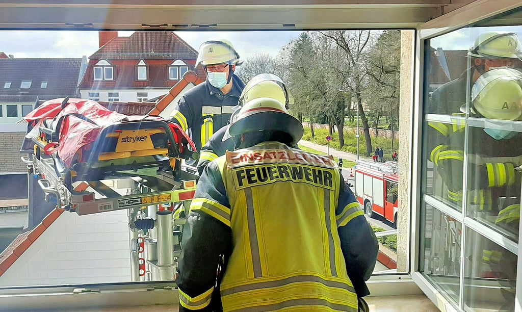 Die Feuerwehr Stendal bei einem Rettunsgeinsatz unter Corona-Bedingungen.