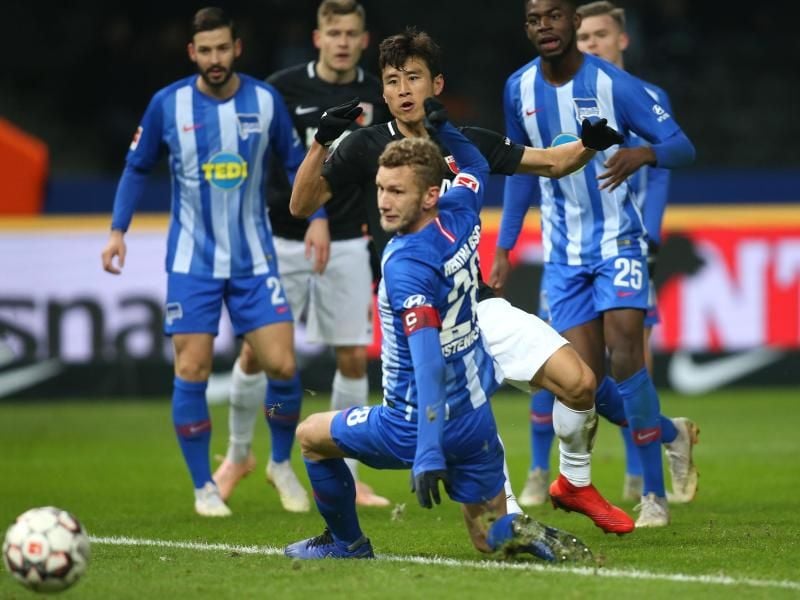 Augsburgs Ja-Cheol Koo (M) trifft zum 2:2-Ausgleich gegen Hertha BSC. Foto: Andreas Gora