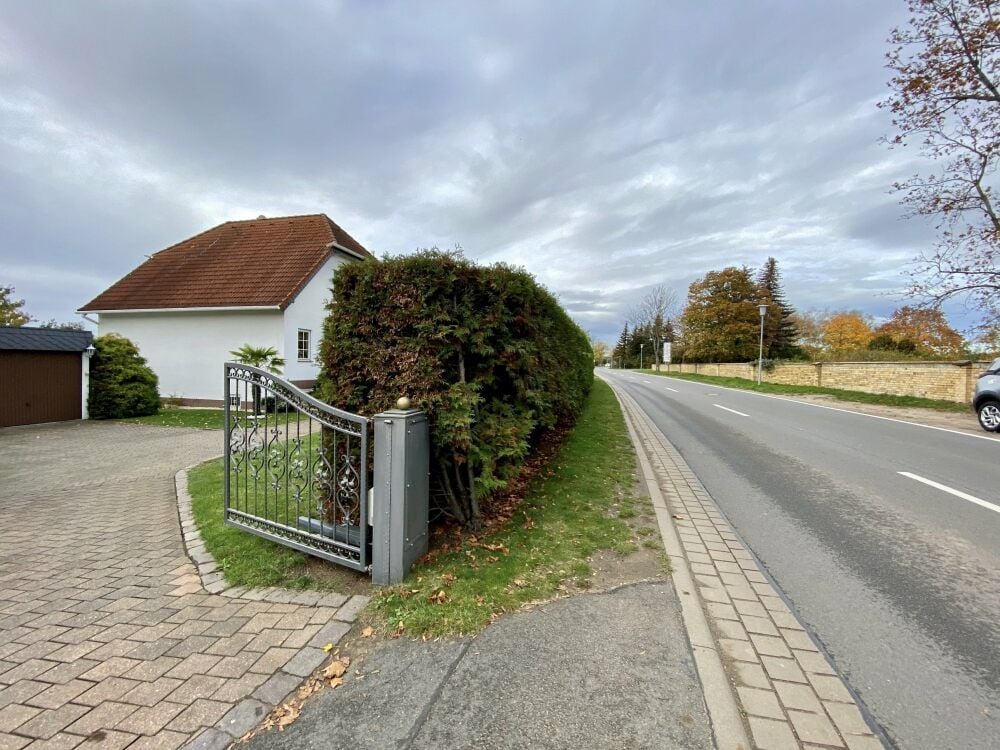 Auch das Tor ist im Weg und muss versetzt werden.