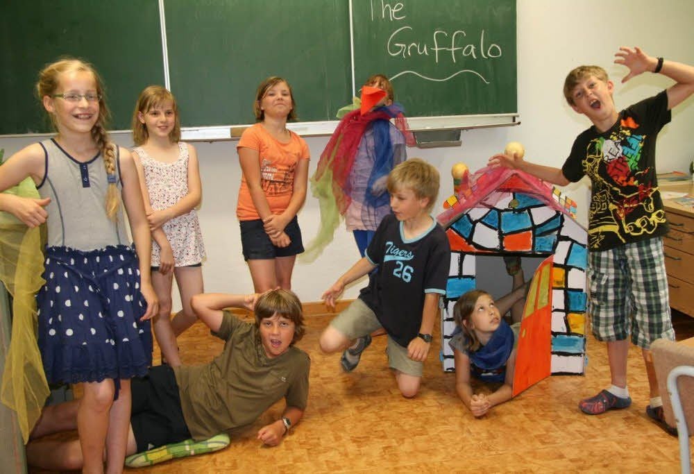 Lucas Hammerlik als „Ungeheuer Gruffalo“ (r.) und seine Klassenkameraden waren mutig genug, sich beim Landeswettbewerb Fremdsprachen zu bewerben. Mit ihrem englischen Theaterstück holten sie den fünften Rang.