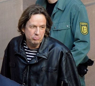 Jörg Kachelmann (M) wird zu einem Polizeiwagen gebracht. Im Amtsgericht Mannheim fand der Haftprüfungstermin von Kachelmann statt. (FOTO: DPA)