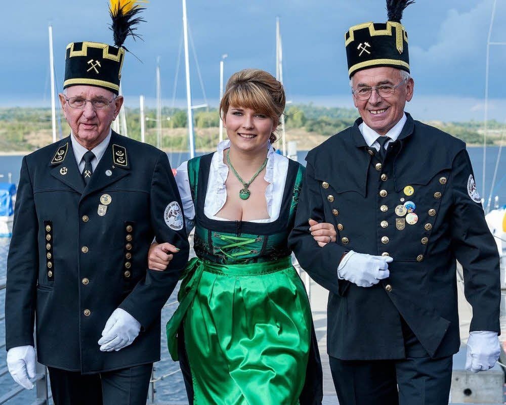 Die neue Geiseltaler Weinprinzessin Sophia Klawonn wird von Mitgliedern des Arbeitskreises Bergbautradition des Interessen- und Fördervereins Geiseltalsee zur Krönung geleitet.