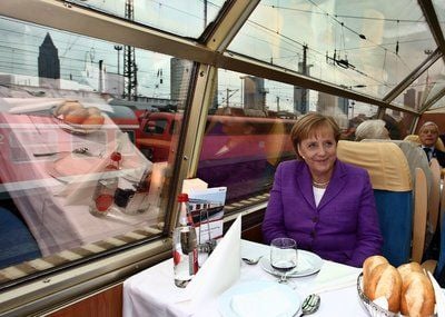Merkel sitzt im Panoramawagen des «Rheingold-Express». Der erste Bundeskanzler Adenauer nutzte den Zug ab 1953 zu Wahlkampfreisen. Auch SPD-Kanzler Brandt tourte mit dem Zug im Wahlkampf durch das Land. (FOTO: DPA)