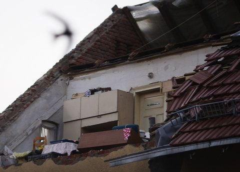 Ein vom Sturm zerstörtes Dachgeschoss in Mühlberg an der Elbe. (FOTO: DPA)