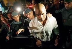 US-Boxer Mike Tyson (r) wird von brasilianischen Sicherheitsbeamten auf dem Weg ins Gericht eskortiert. (Foto: dpa)