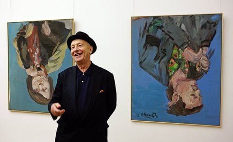 Der Maler und Bildhauer Georg Baselitz steht im Dresdner Albertinum zwischen seinen Bildern "Porträt Elke I" und "Da. Portrait (Franz Dahlem)" von 1969. (FOTO: DPA) (FOTO: DPA)
